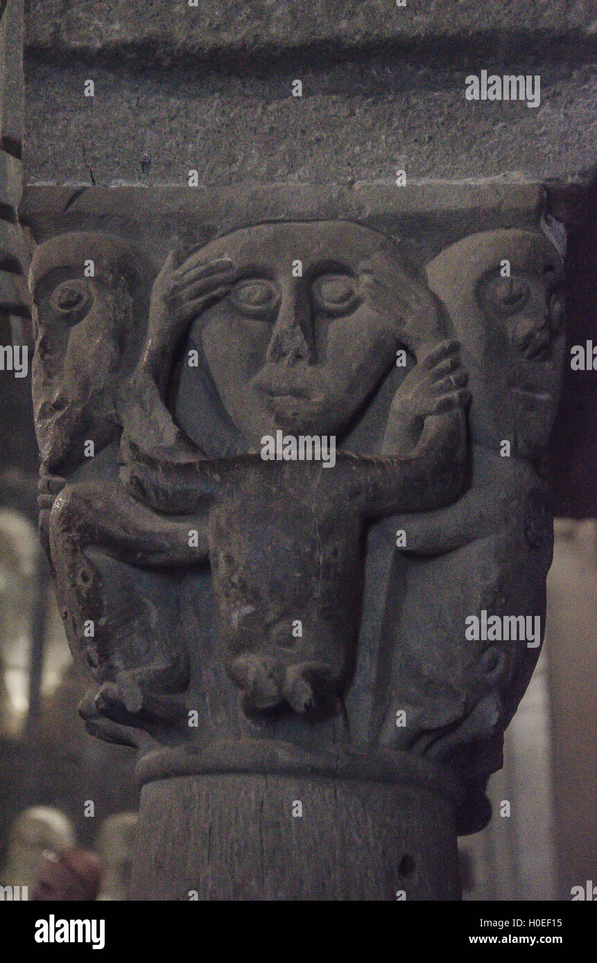 Circolare del pulpito di origine longobarda del VIII secolo, altamente decorato e sorretto da due colonne annodate dettaglio Foto Stock