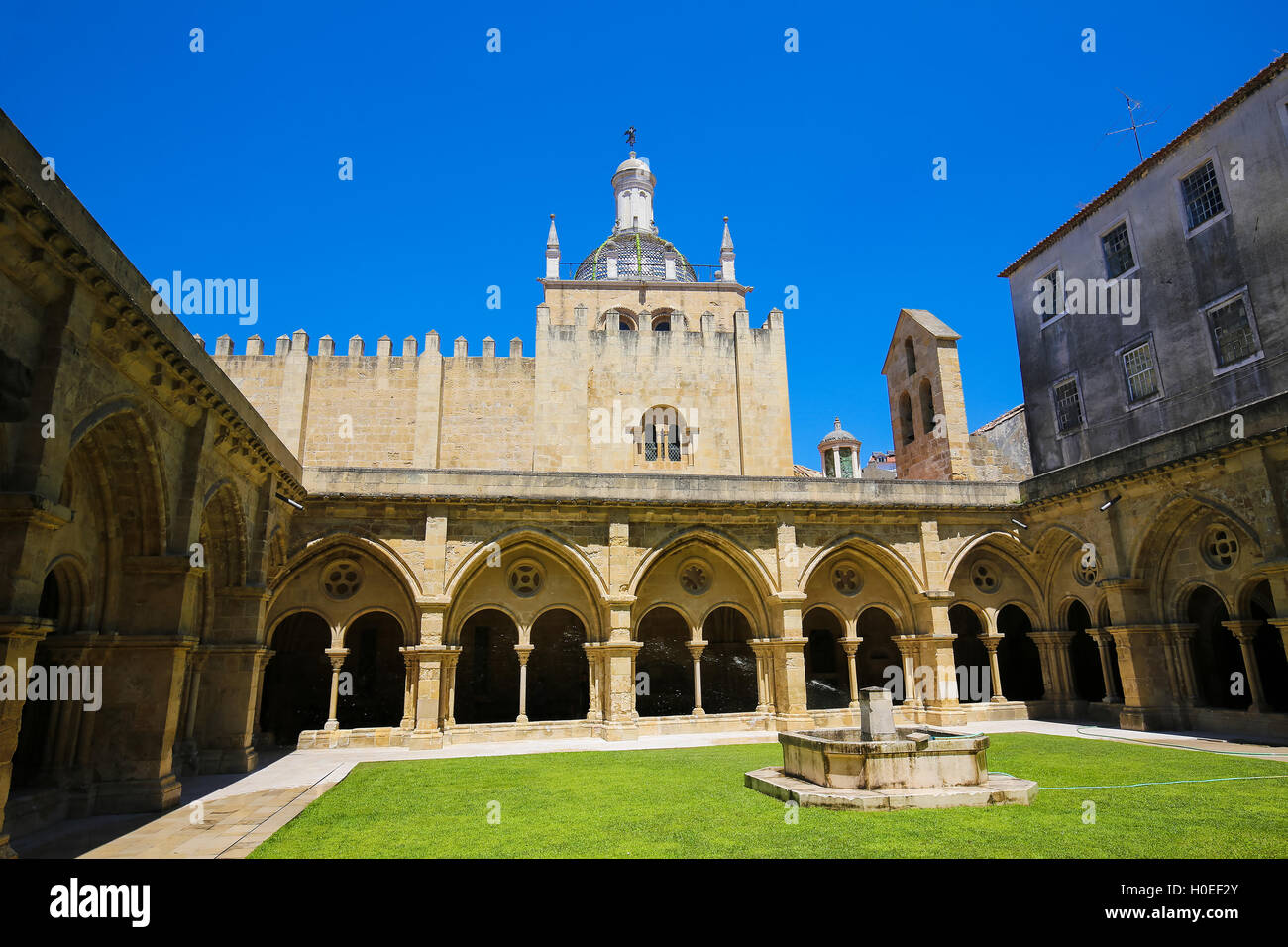 Famoso'antica cattedrale romanica o se Velha (XII secolo) di Coimbra, Portogallo Foto Stock