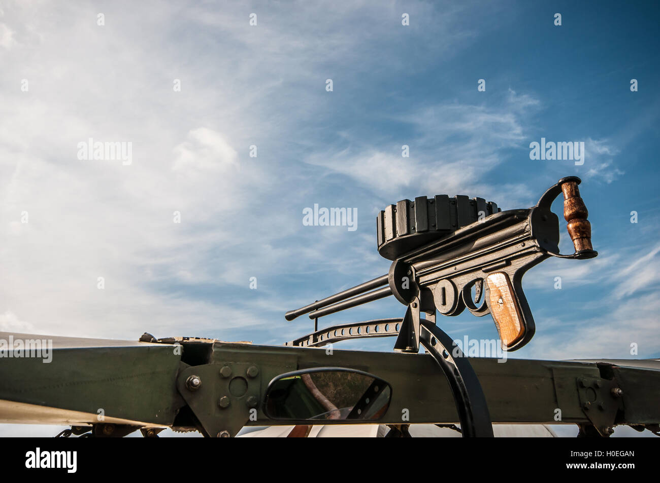 Una pistola replica sull'ala superiore di una replica SE5a guerra mondiale un aereo da caccia. La pistola è alimentato a tamburo e può essere ricaricato in volo Foto Stock