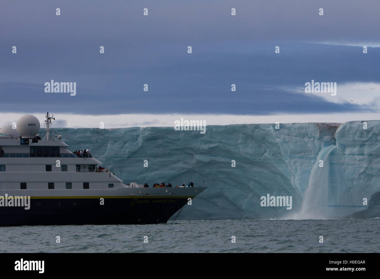 Il National Geographic Orion avvicinando una cascata presso il tappo di ghiaccio di Austfonna off di Nordaustlandet, Svalbard, Norvegia Foto Stock