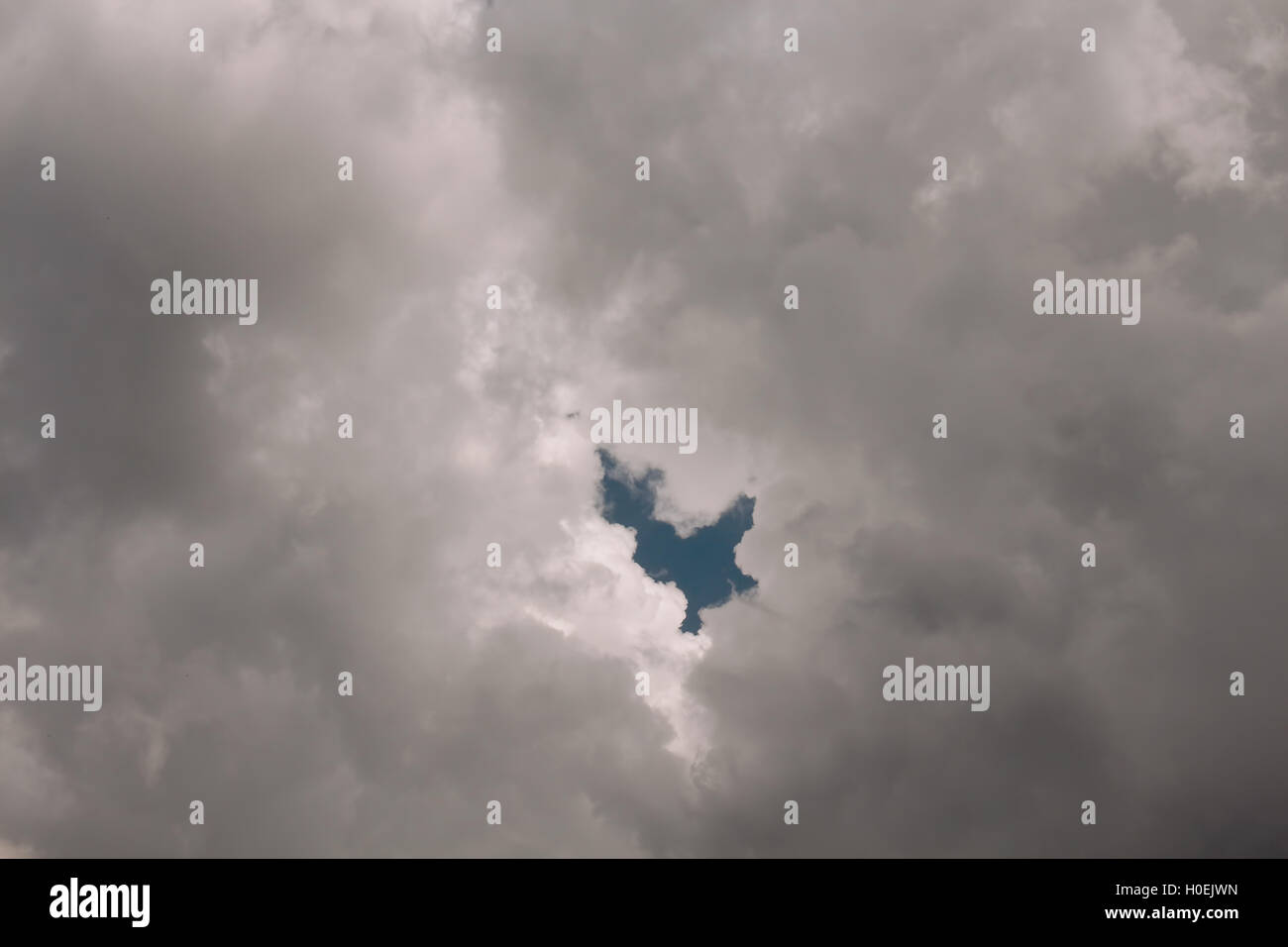 Nuvole temporalesche sfondo con cielo nuvoloso con il maltempo. Foto Stock