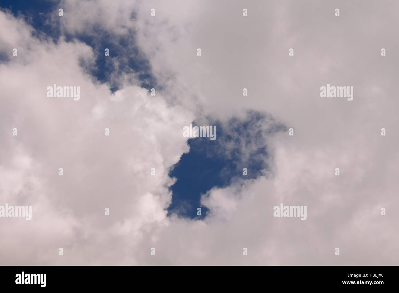 Nuvole temporalesche sfondo con cielo nuvoloso con il maltempo. Foto Stock