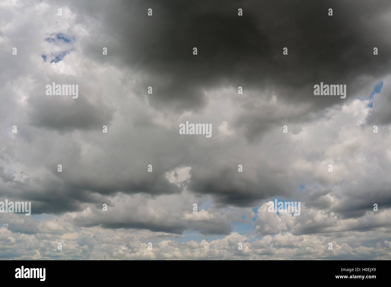 Nuvole temporalesche sfondo con cielo nuvoloso con il maltempo. Foto Stock