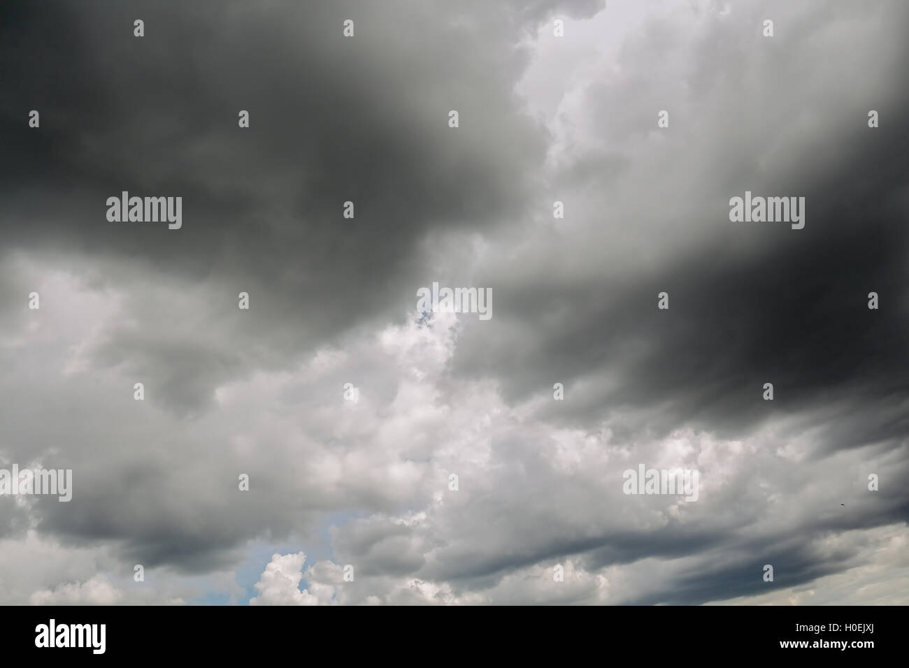 Nuvole temporalesche sfondo con cielo nuvoloso con il maltempo. Foto Stock