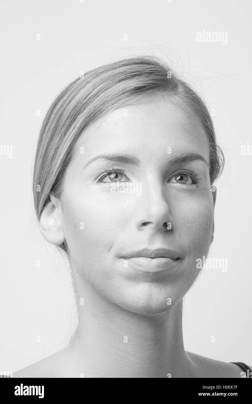 Faccia di testa la bellezza giovane donna pelle sana in bianco e nero Foto Stock