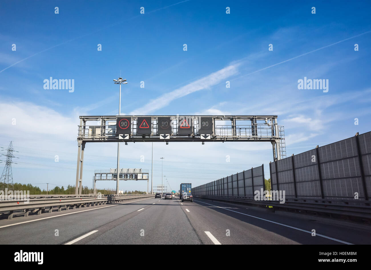Ampia autostrada attrezzature, limite di velocità segnaletica stradale e traffico le telecamere di esecuzione su corsie di traffico Foto Stock