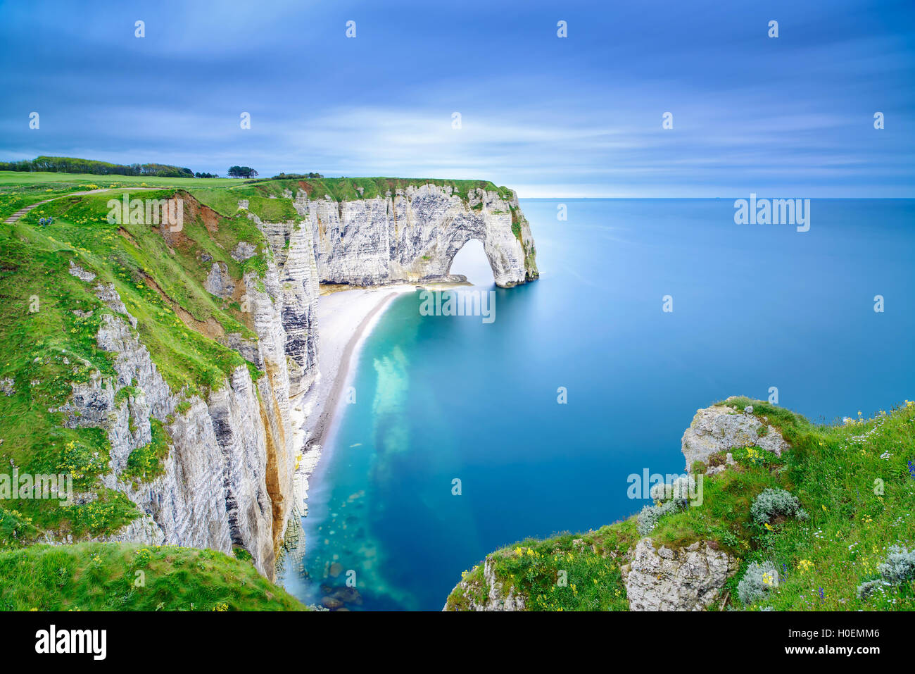 Etretat, la Manneporte roccia naturale arch meraviglia, Cliff e spiaggia. Fotografie con lunghi tempi di esposizione. La Normandia, Francia. Foto Stock