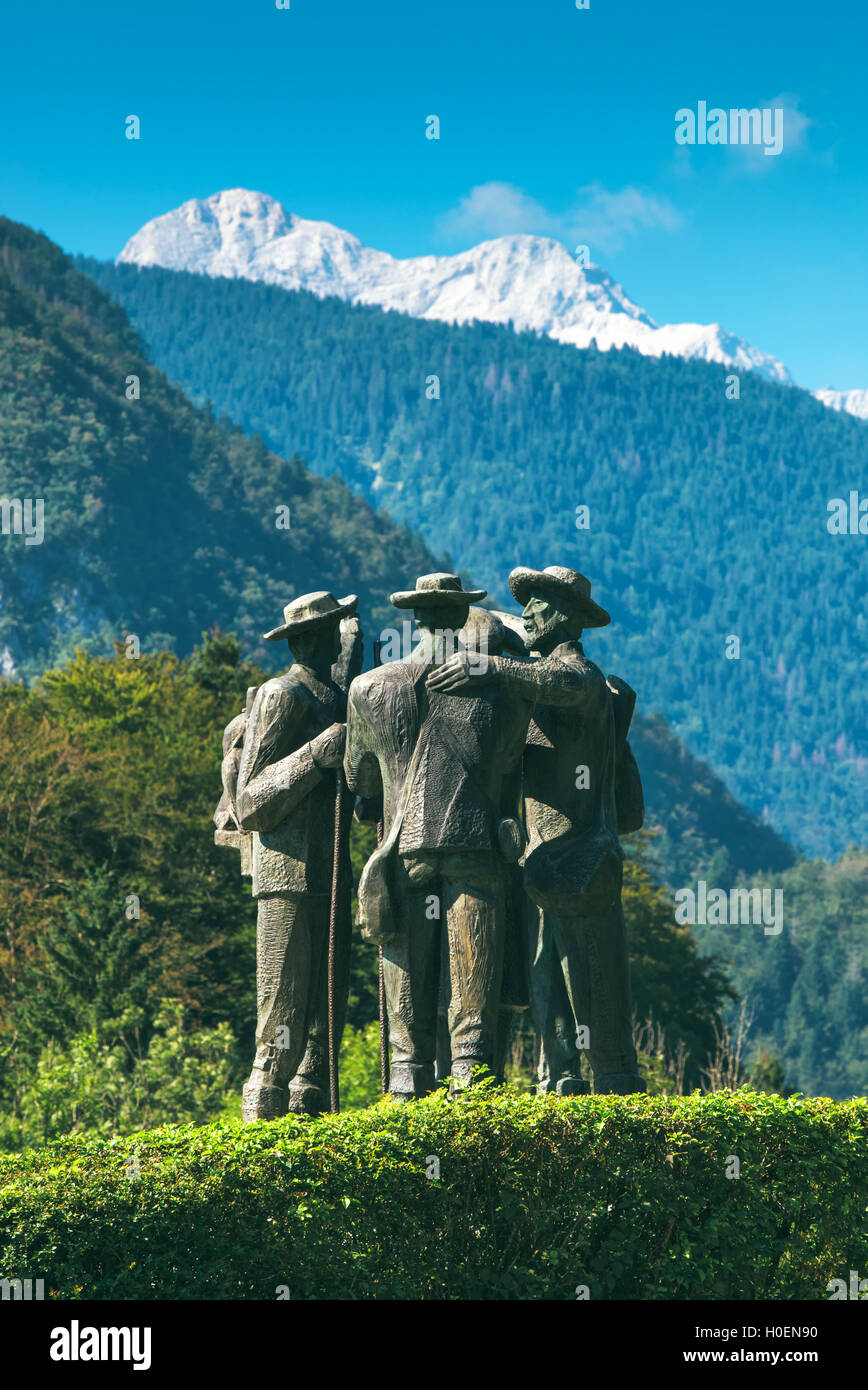 RIBCEV LAZ, Slovenia - 25 agosto 2016: quattro uomini coraggiosi da Bohinj - i primi uomini su Triglav. Statua di Bohinj nativi che cli Foto Stock