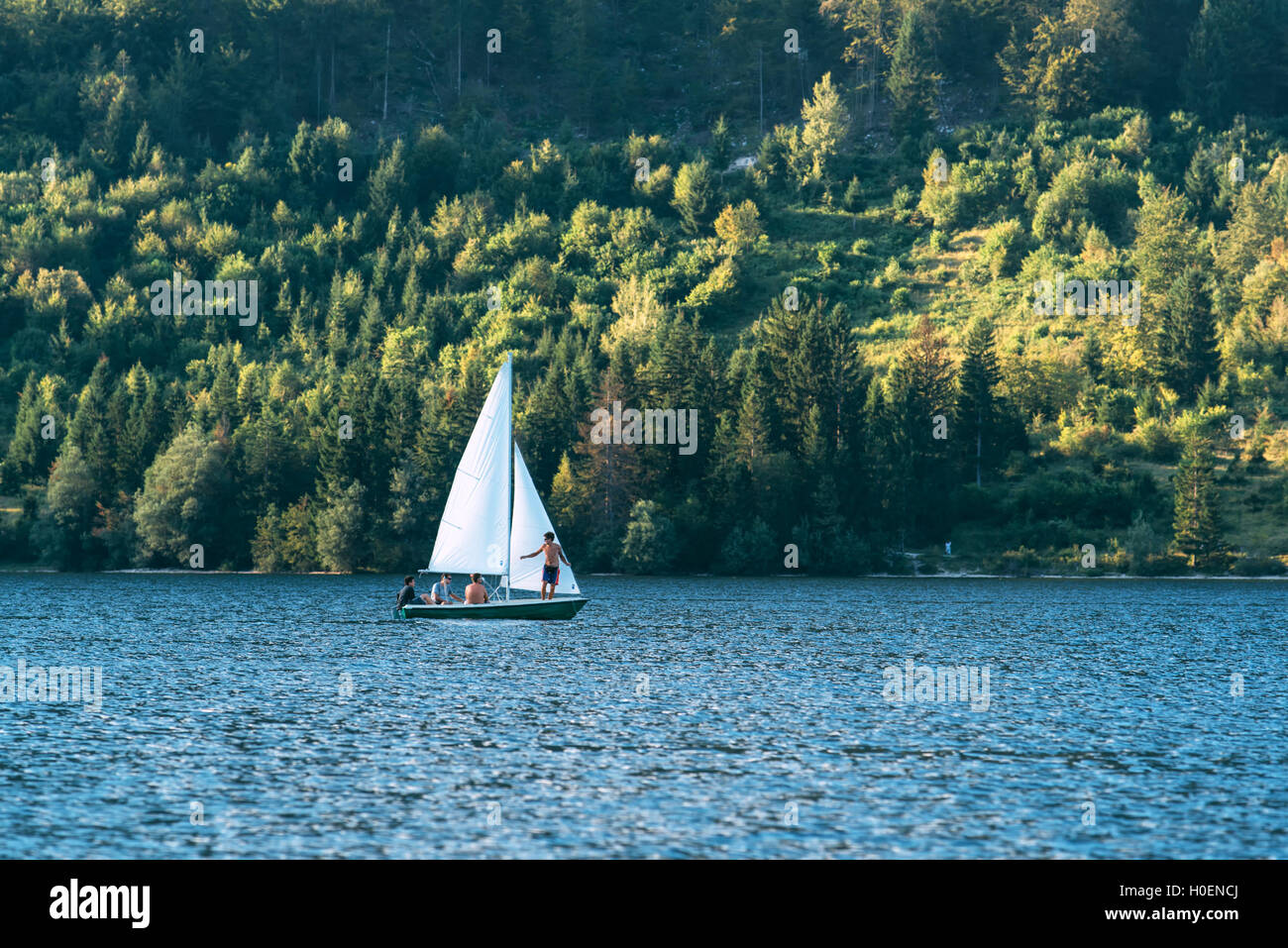 RIBCEV LAZ, Slovenia - 24 agosto 2016: uomini non identificabili vela presso il lago di Bohinj si trova in sloveno Parco Nazionale Triglav, Foto Stock