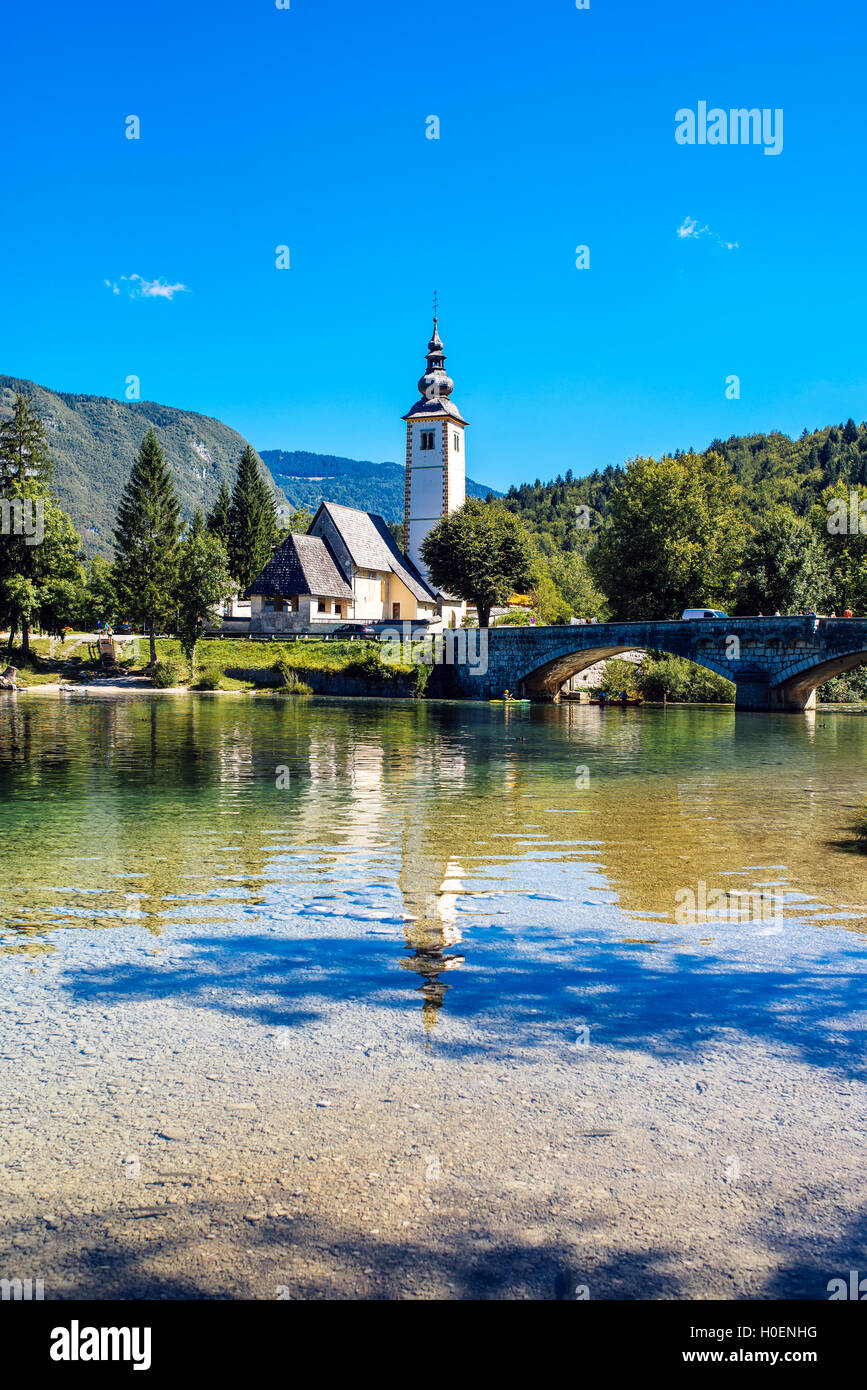 Il LAGO DI BOHINJ, Slovenia - 24 agosto 2016: Chiesa di San Giovanni Battista presso il lago di Bohinj è oltre 700 anni ed è una bella Foto Stock
