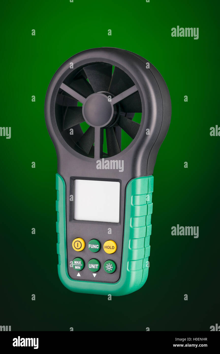 Palmare digitale anemometro per la vista di 3/4 isolato su sfondo verde Foto Stock