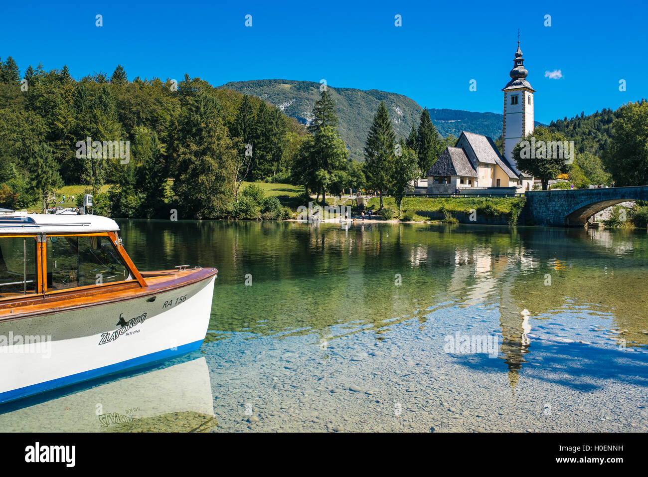 Il LAGO DI BOHINJ, Slovenia - 24 agosto 2016: Chiesa di San Giovanni Battista presso il lago di Bohinj è oltre 700 anni ed è una bella Foto Stock