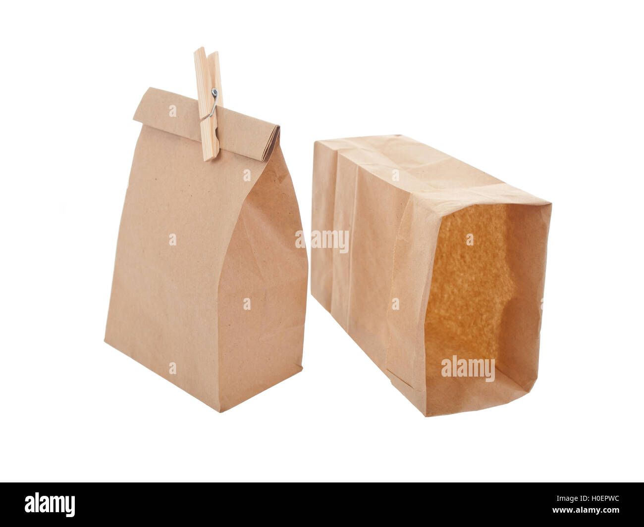 Vecchio-fashied borsa da pranzo in legno con vestiti pin su sfondo bianco Foto Stock
