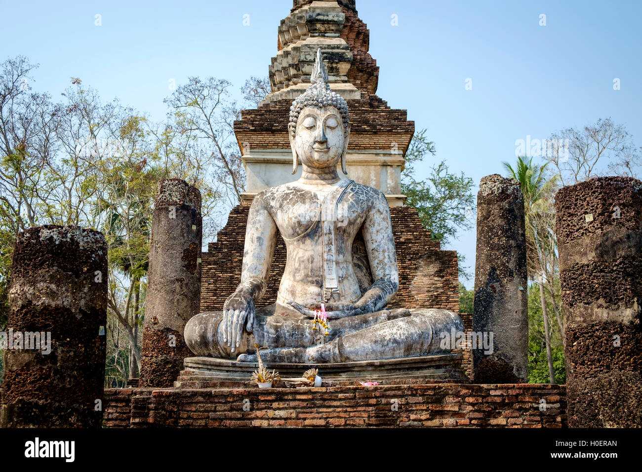 Statua di Buddha nel soggiogare Mara posizione al Wat Traphang Ngoen tempio, Sukhothai Historical Park, Distretto di Sukhothai, Thailandia. Foto Stock