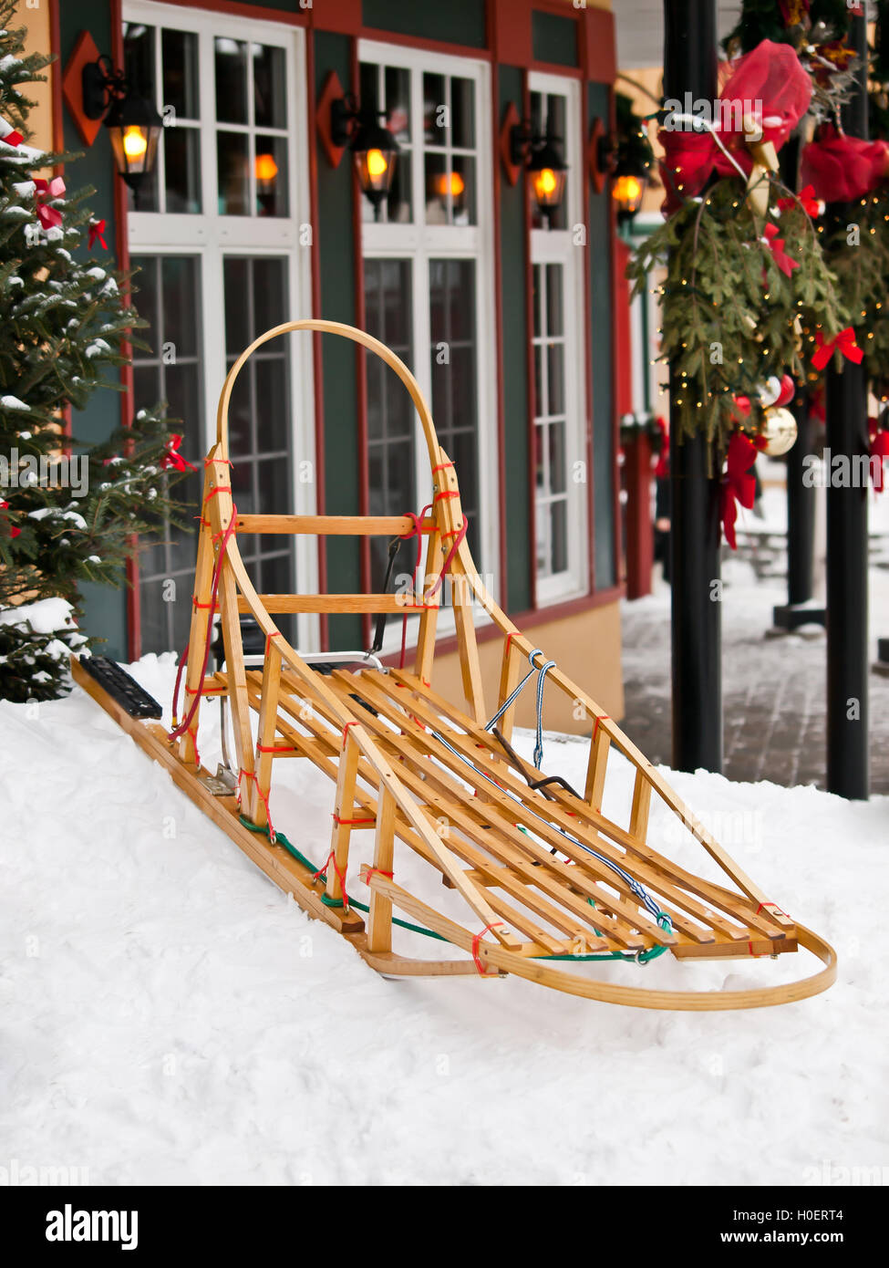 Professional pastosità in legno con la slitta in una neve Foto Stock