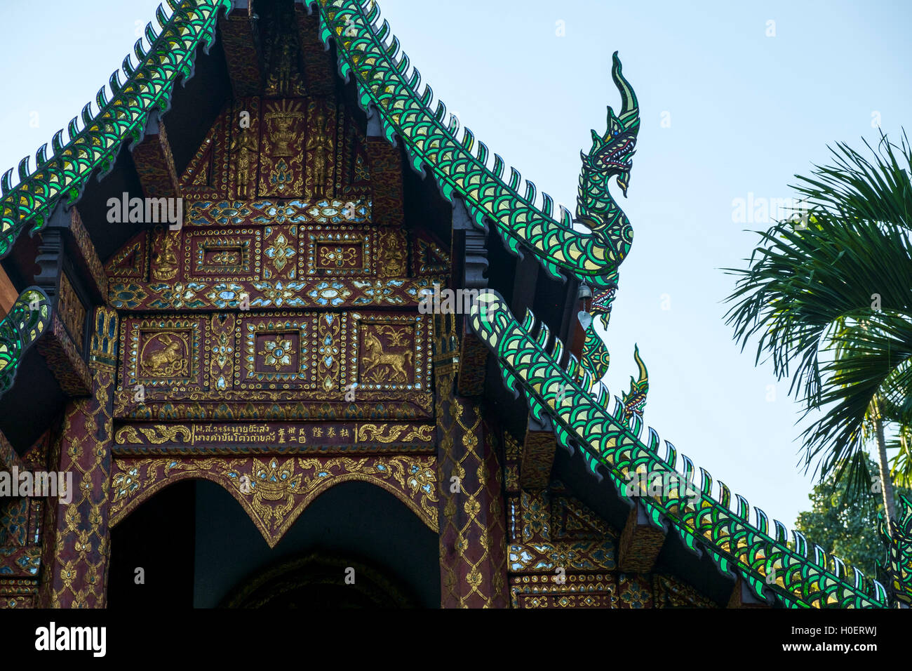 Dettaglio del frontone e tetto con caratteristica naga-finials sagomato, Wat Umong Mahathera Chang tempio, Chiang Mai, Thailandia. Foto Stock