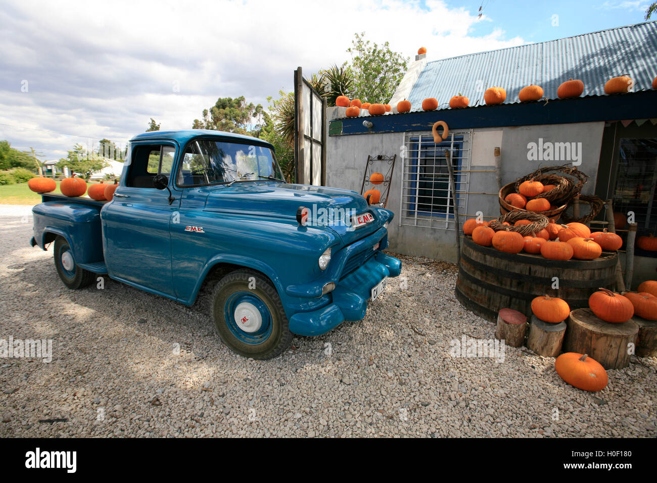 Un blu vintage carrello parcheggiato fuori il Spanspeck farmstall vicino Woester Foto Stock