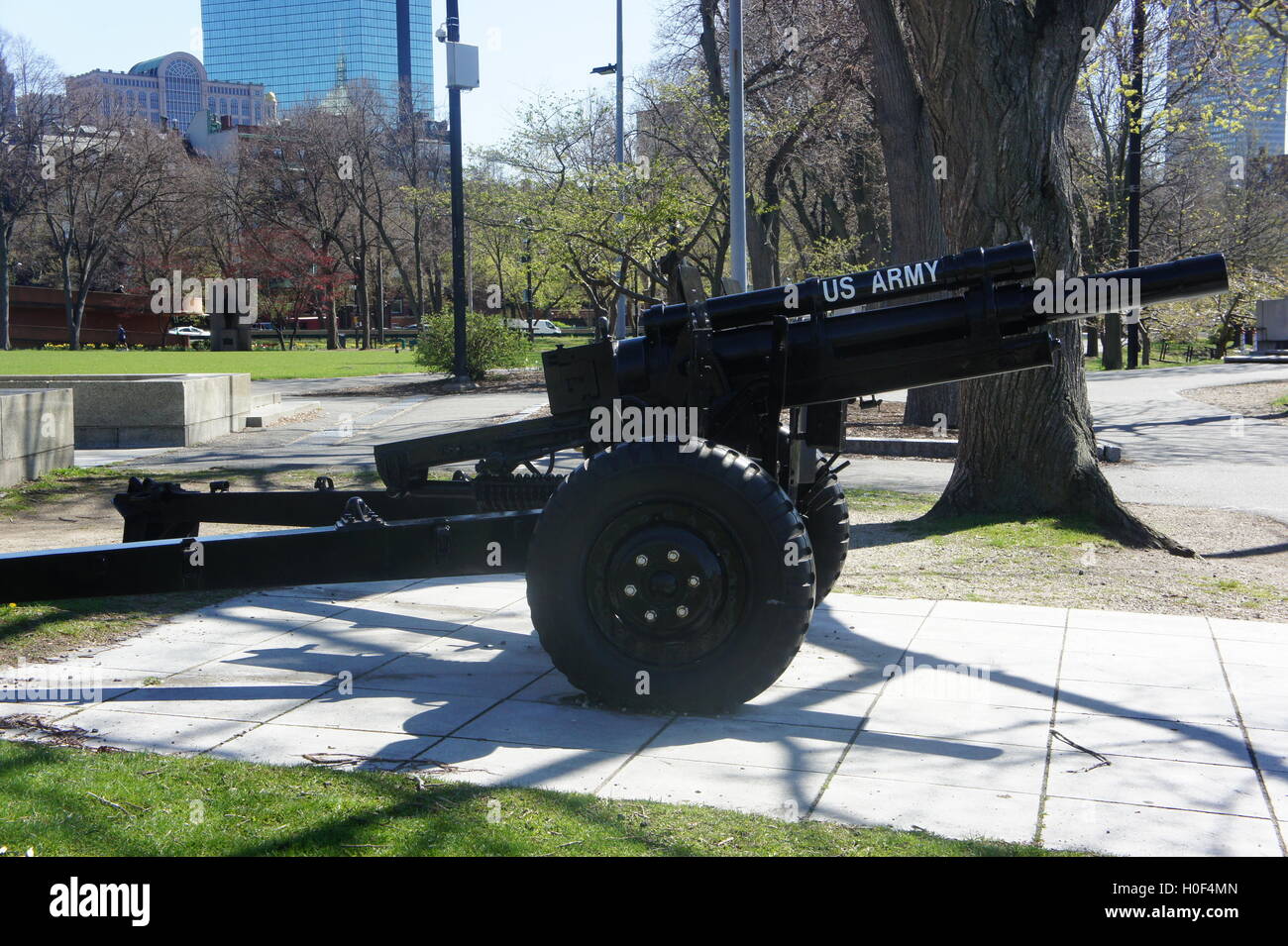 Vecchia artiglieria su Boston's Esplanade Foto Stock