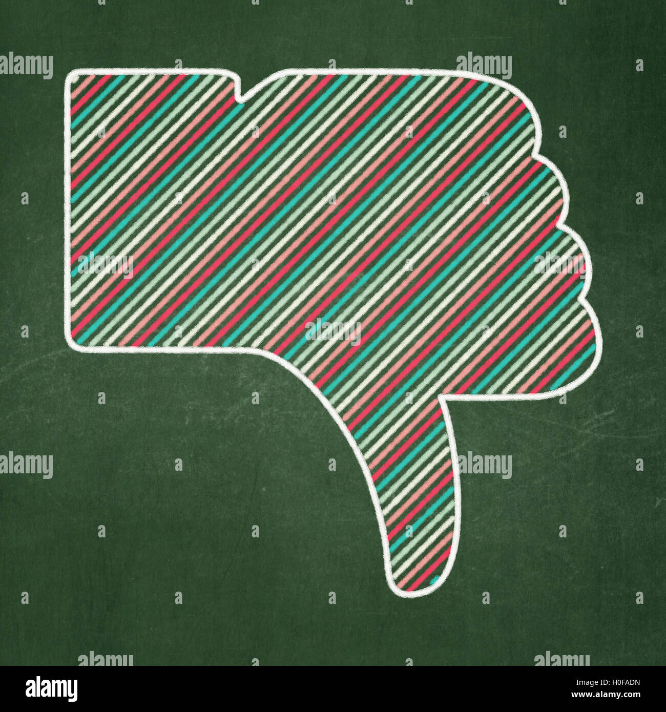 Social media concetto: il pollice verso il basso su sfondo lavagna Foto Stock