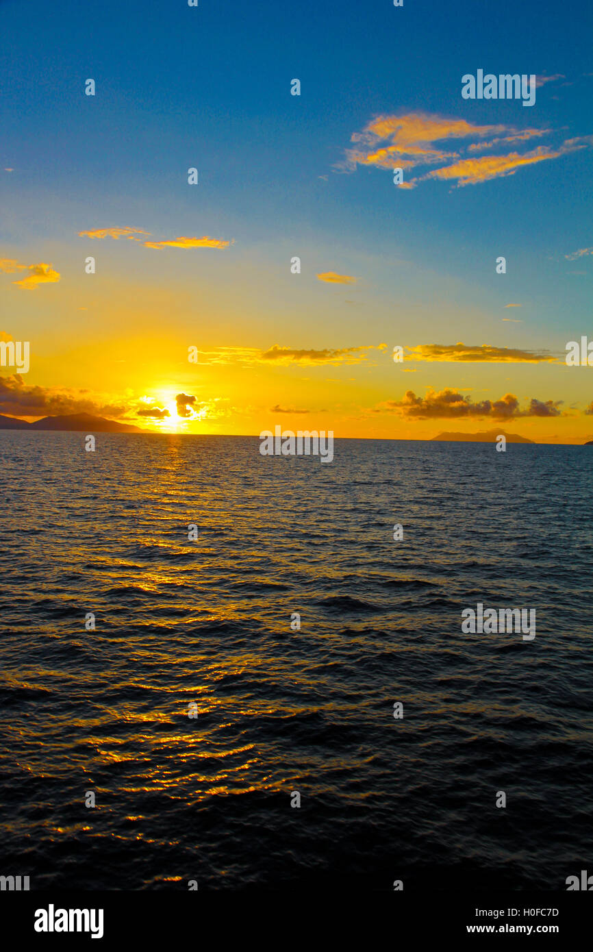 Incredibile tramonto colorato sull'esotica isola delle Seychelles Foto Stock