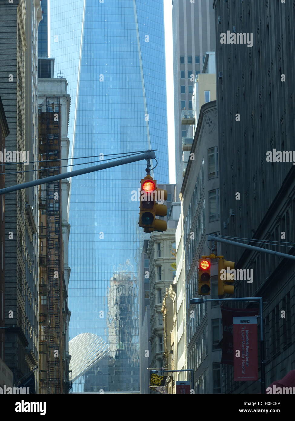 One World Trade Center progettato dall architetto David Childs con luci rosse Foto Stock