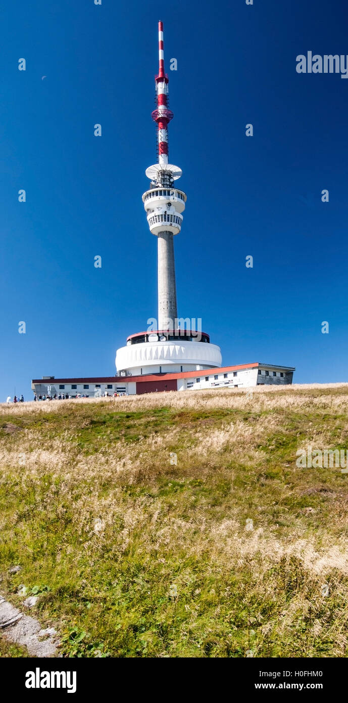 Praded collina con torre di comunicazione (trasmettitore) in Hruby Jesenik montagne con cielo chiaro Foto Stock