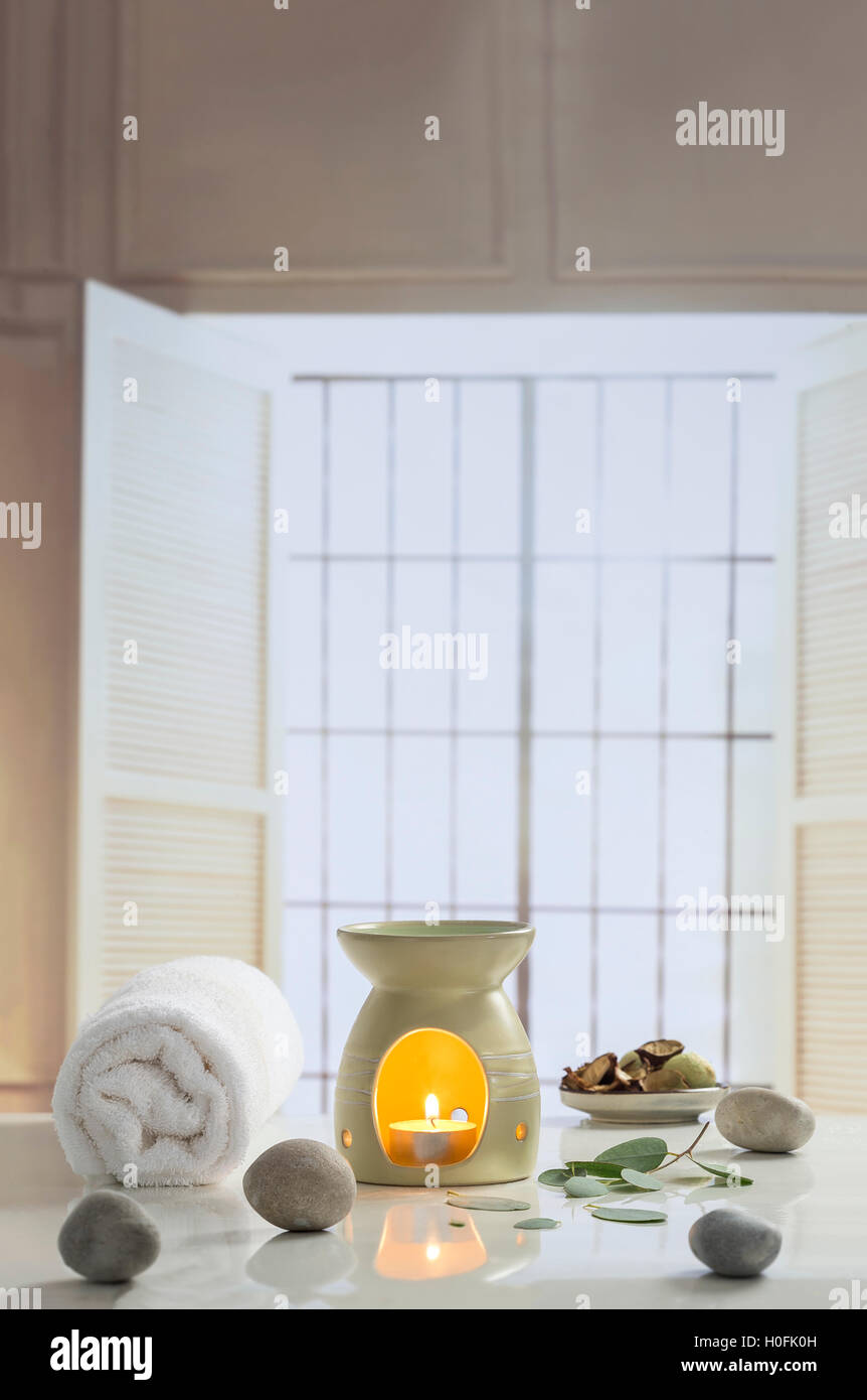 Aromaterapia candele votive a bruciare in olio essenziale diffusore per il trattamento di benessere nella Spa Foto Stock