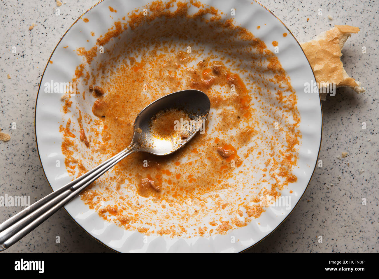 In prossimità di una piastra sporca dopo un pasto finiti colorati con gli avanzi di cibo Foto Stock