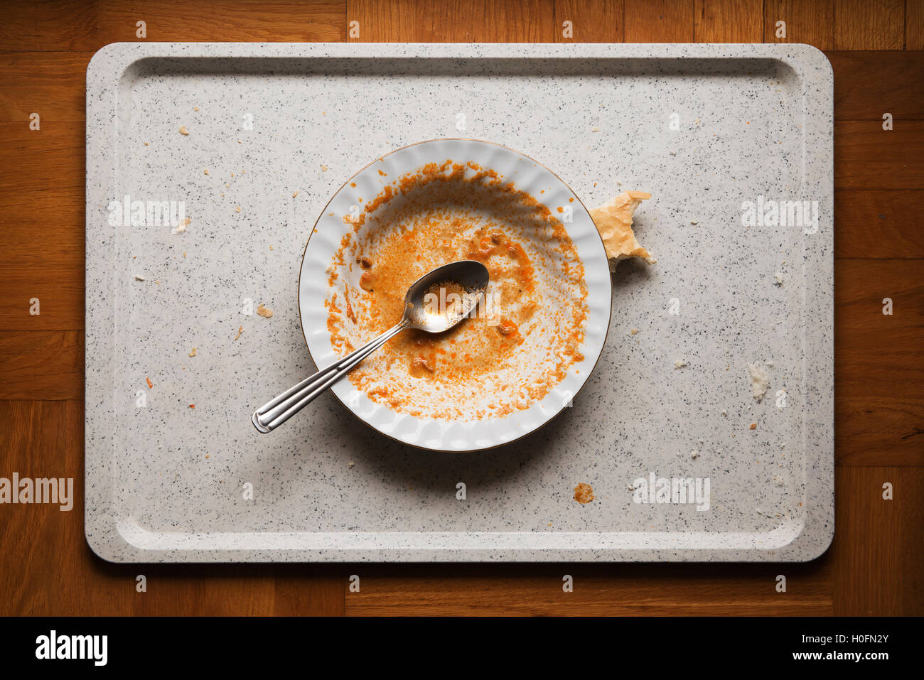 Piastra sporca dopo un pasto finiti colorati con gli avanzi di cibo su un vassoio Foto Stock