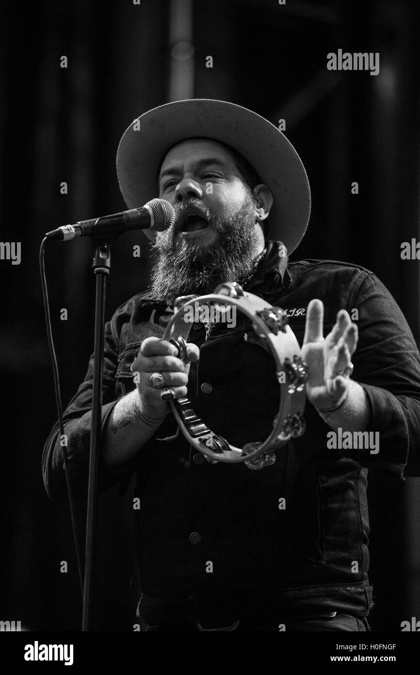 Nathaniel Rateliff e i sudori notturni a giocare a insieme le persone Foto Stock