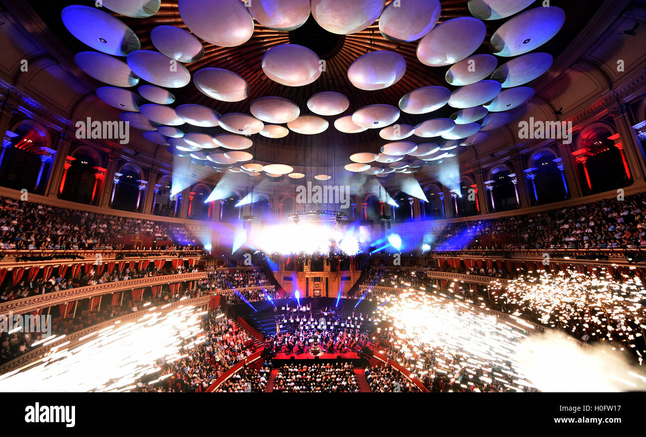 Pirotecnica come l'Accademia di San Martin nei campi Orchestra diretta da Timothy Henty eseguire Tchaikovsky's 1812 Overture al Classic FM dal vivo presso la Royal Albert Hall di Londra. Il concerto è ospitato dal Regno Unito più popolare di musica classica stazione, Classic FM. Stampa foto di associazione. Picture Data: martedì 20 settembre, 2016. Foto di credito dovrebbe leggere: Matt STANLEY A. CROSSICK/PA FILO Foto Stock