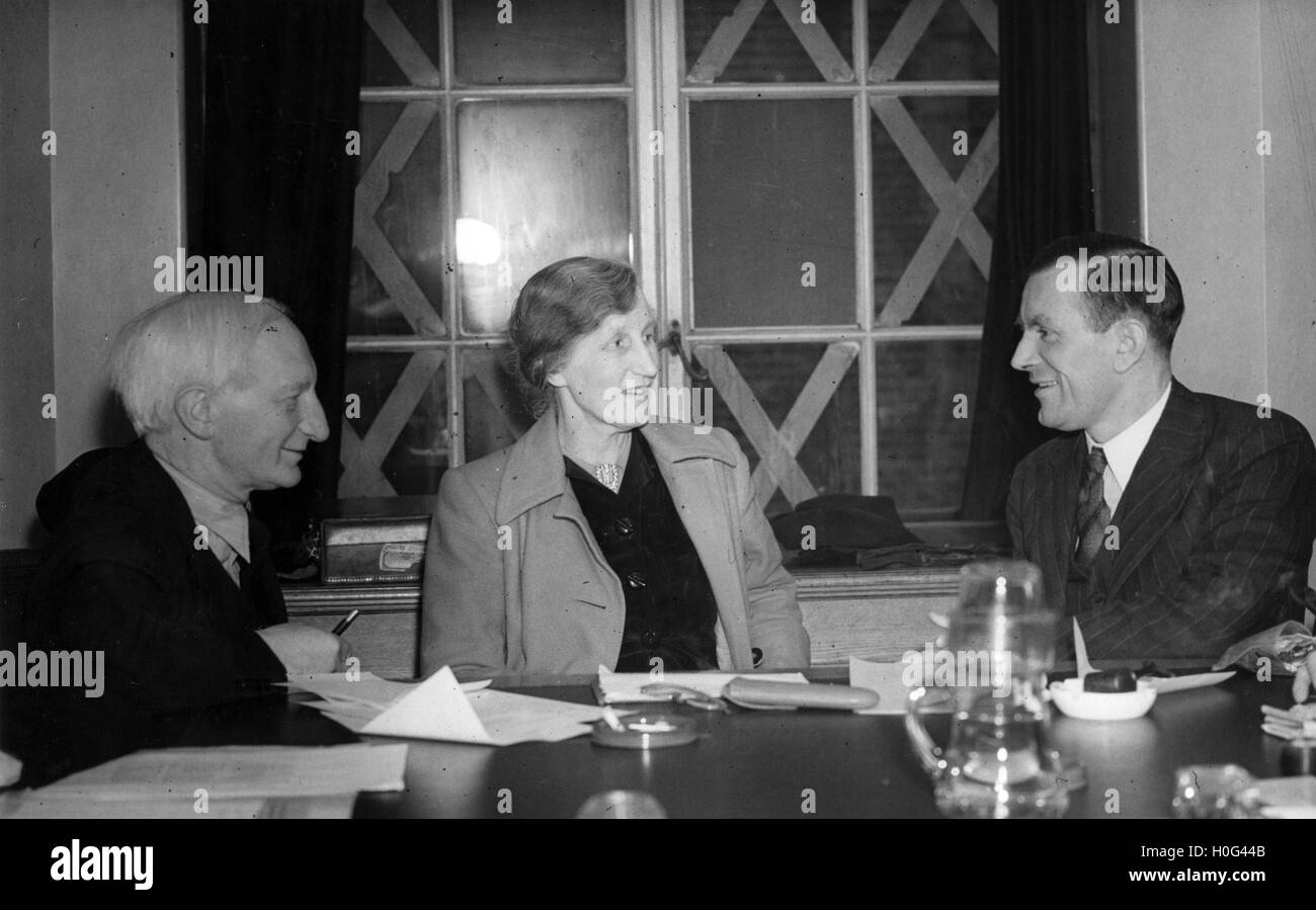 WILLIAM BEVERIDGE (1879-1963) Partito Liberale economista nel 1945 con Violet Bonham Carter e piede Dingler Foto Stock