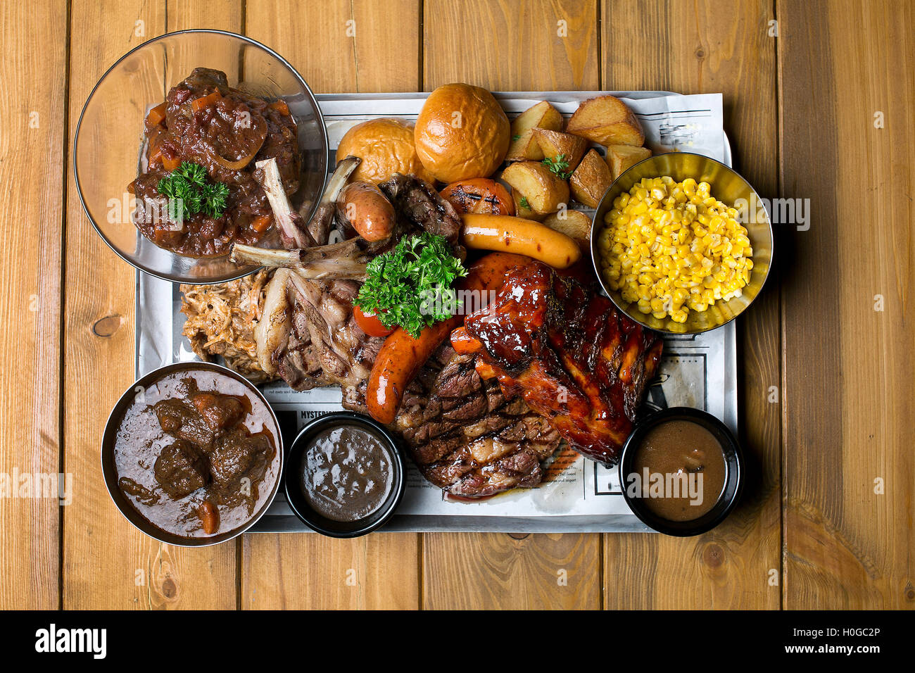 Il cotto due volte costolette di maiale e grill favoriti come l'erba alimentati i filetti di erba nervatura alimentato occhio e agnello Rack. Foto Stock