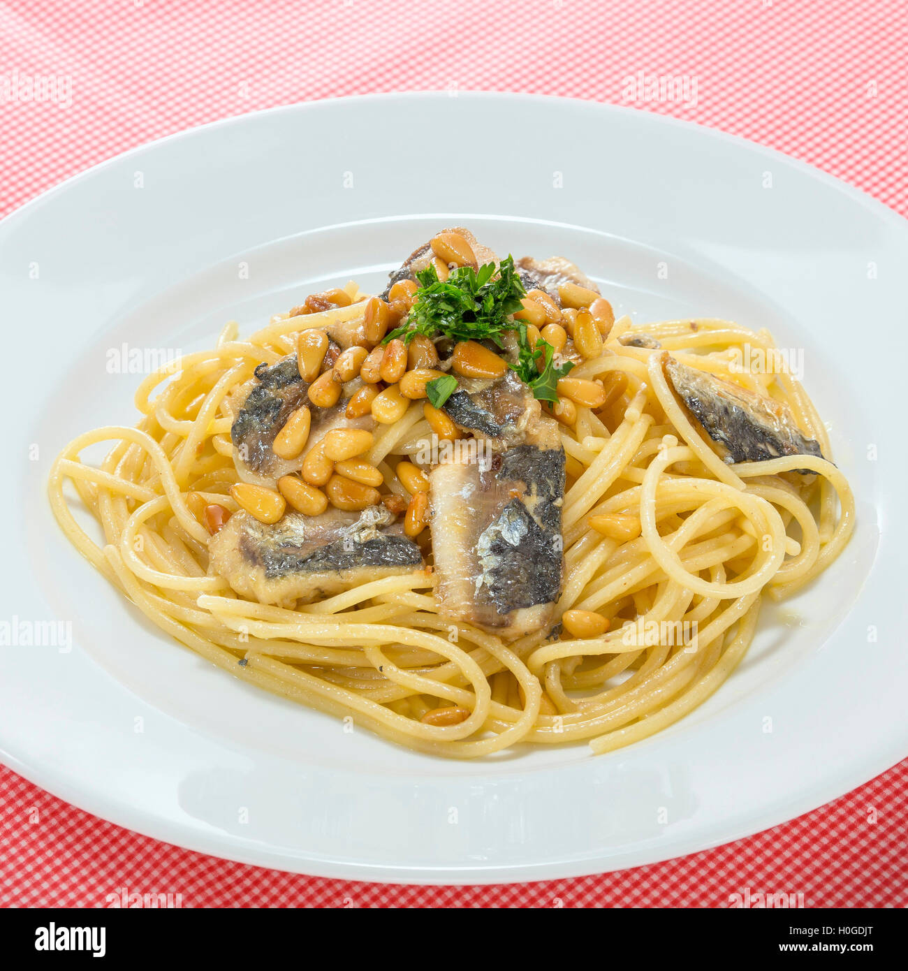 Noodle pasta con pesce sardine sul piatto bianco Foto Stock