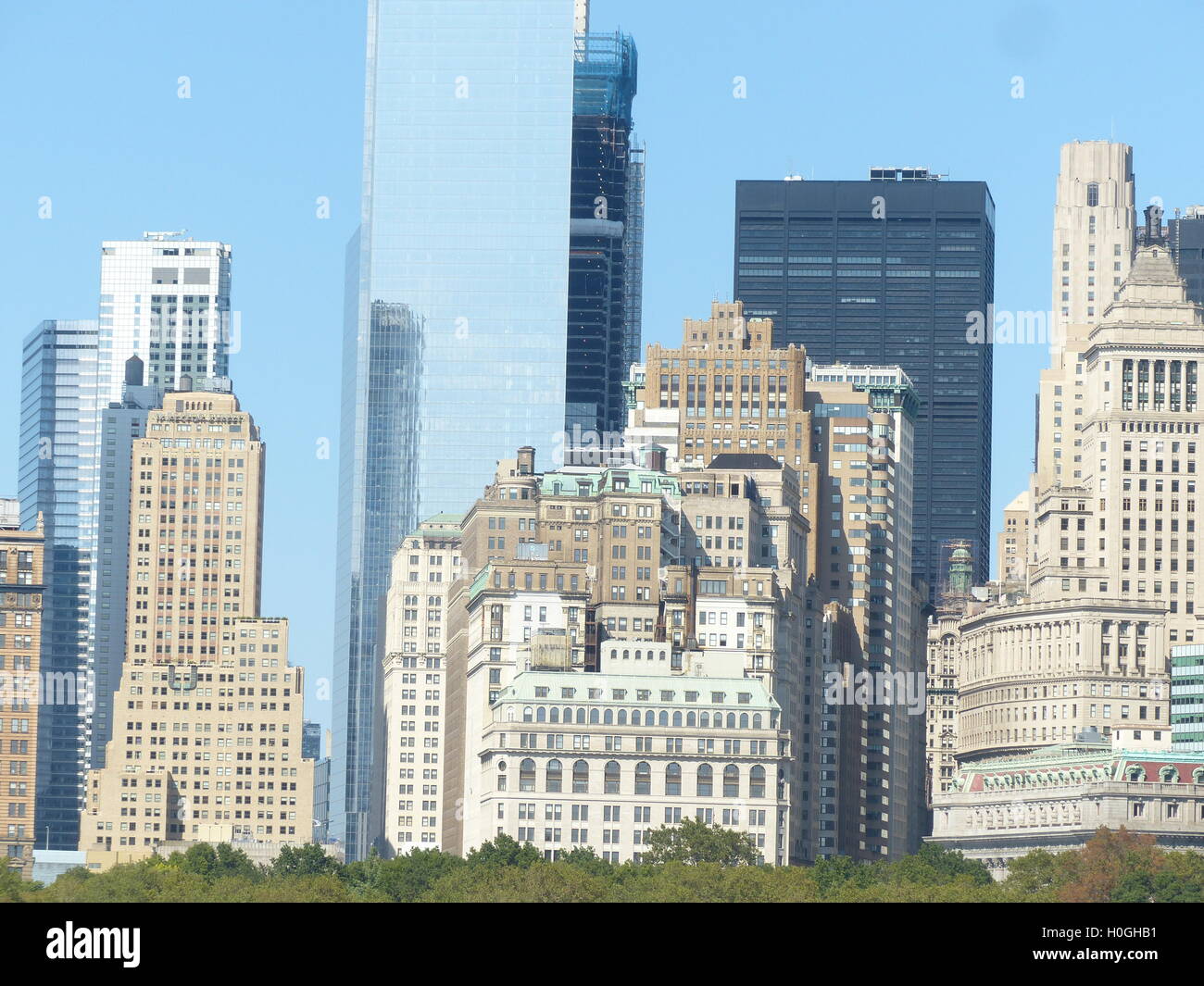 Il centro di Manhattan torri di uffici con Battery Park Foto Stock