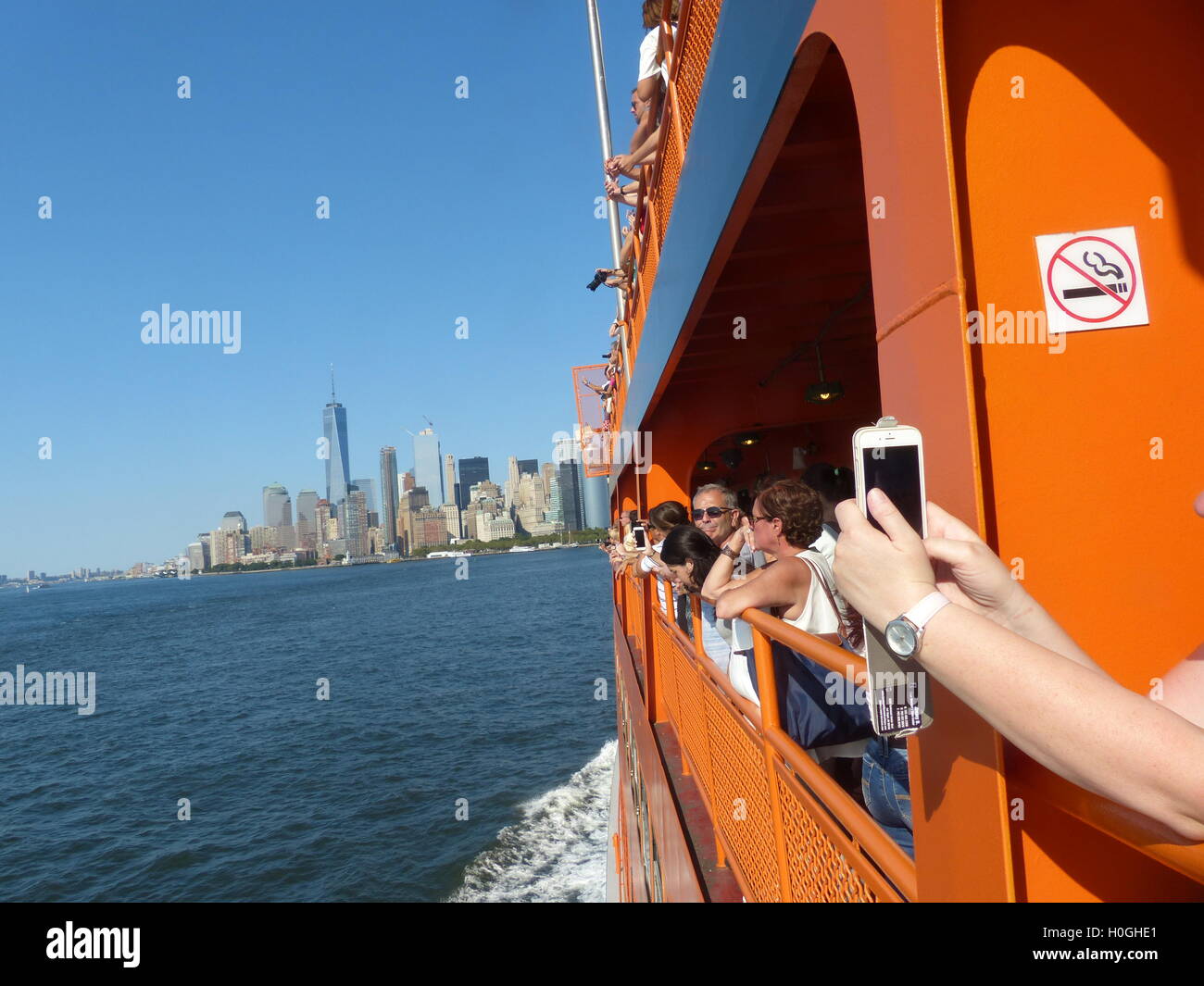 Skyline di Manhattan, torri di uffici, grattacieli, turisti, NYC, selfie, autoritratto, fotografando, destinazione popolare Foto Stock