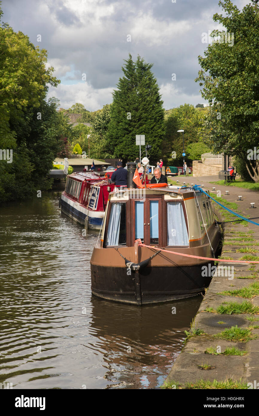 Le persone godono di estate tempo libero sul canale (barche ormeggiate e crociera) - canale Leeds-Liverpool, Skipton, North Yorkshire, GB. Foto Stock