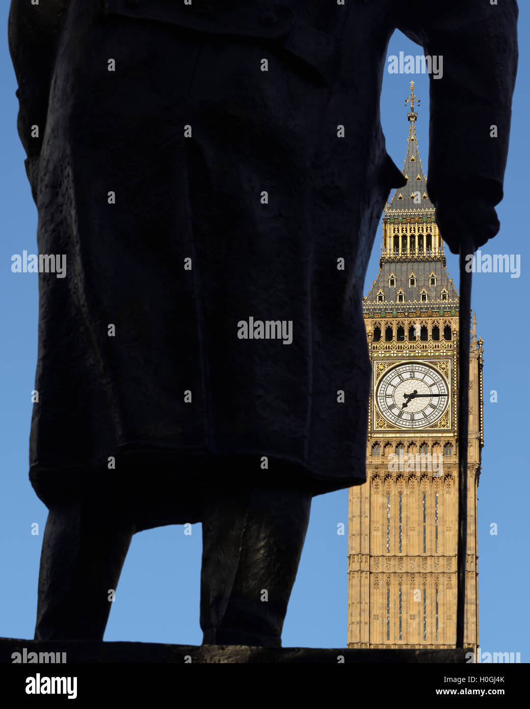 Winston Churchill statua e il Big Ben, Westminster, London, England, Regno Unito Foto Stock