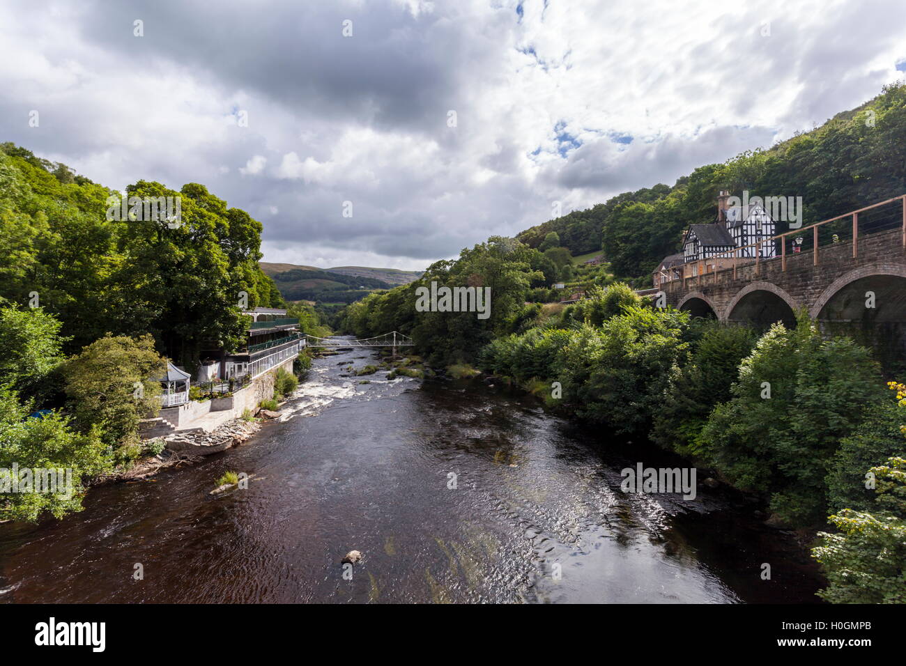 Il Ponte delle Catene ponte pedonale che attraversa il fiume Dee vicino a Llangollen Foto Stock