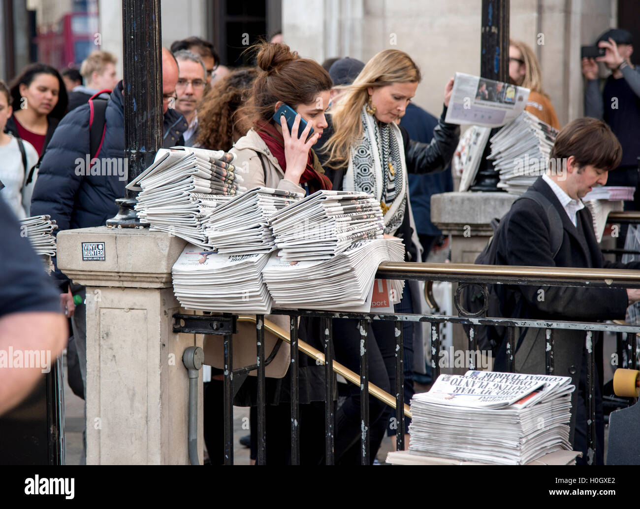 Pendolari pile Evening Standard quotidiani home Foto Stock