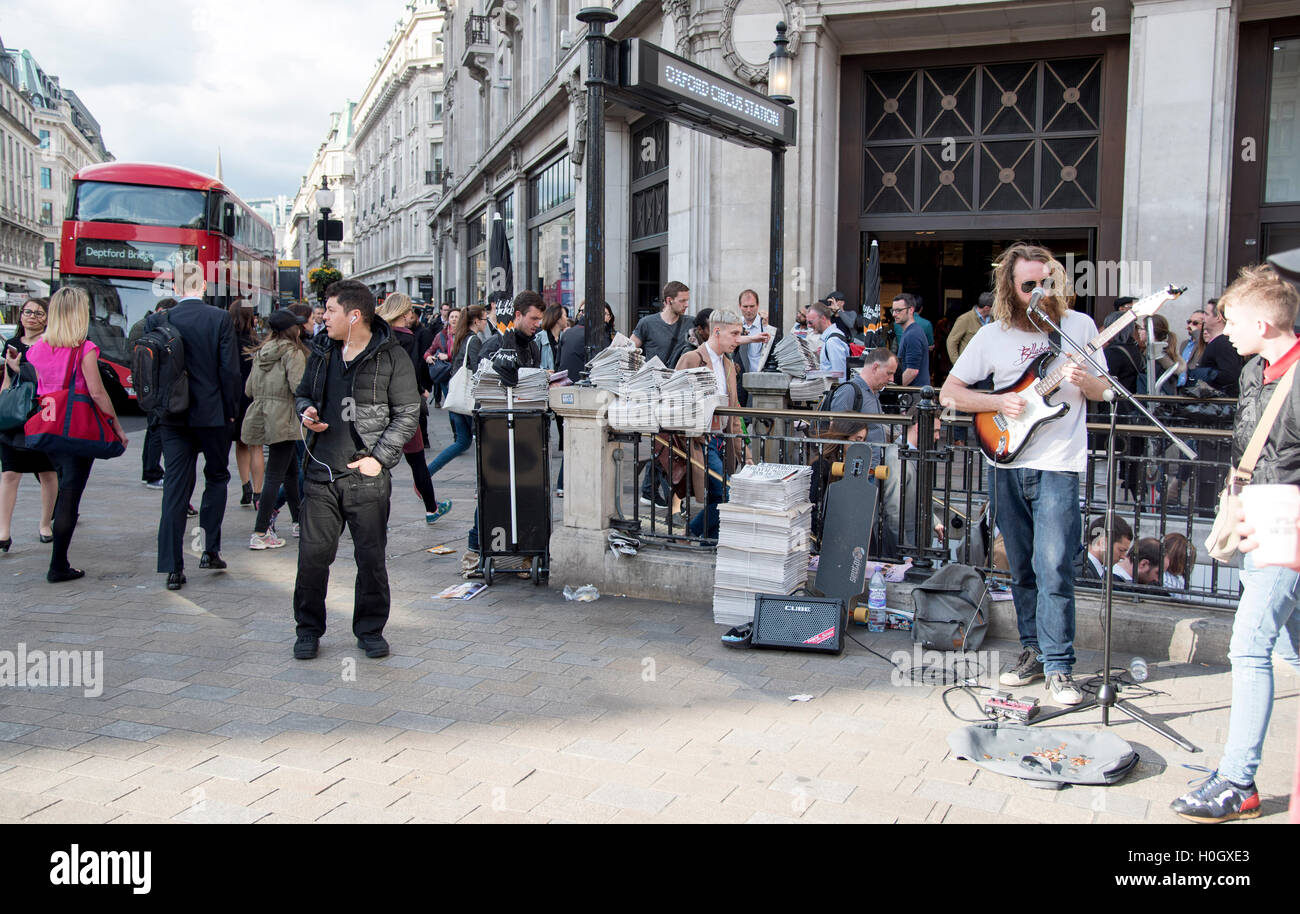 Busker in metropolitana elettrica di ingresso Foto Stock