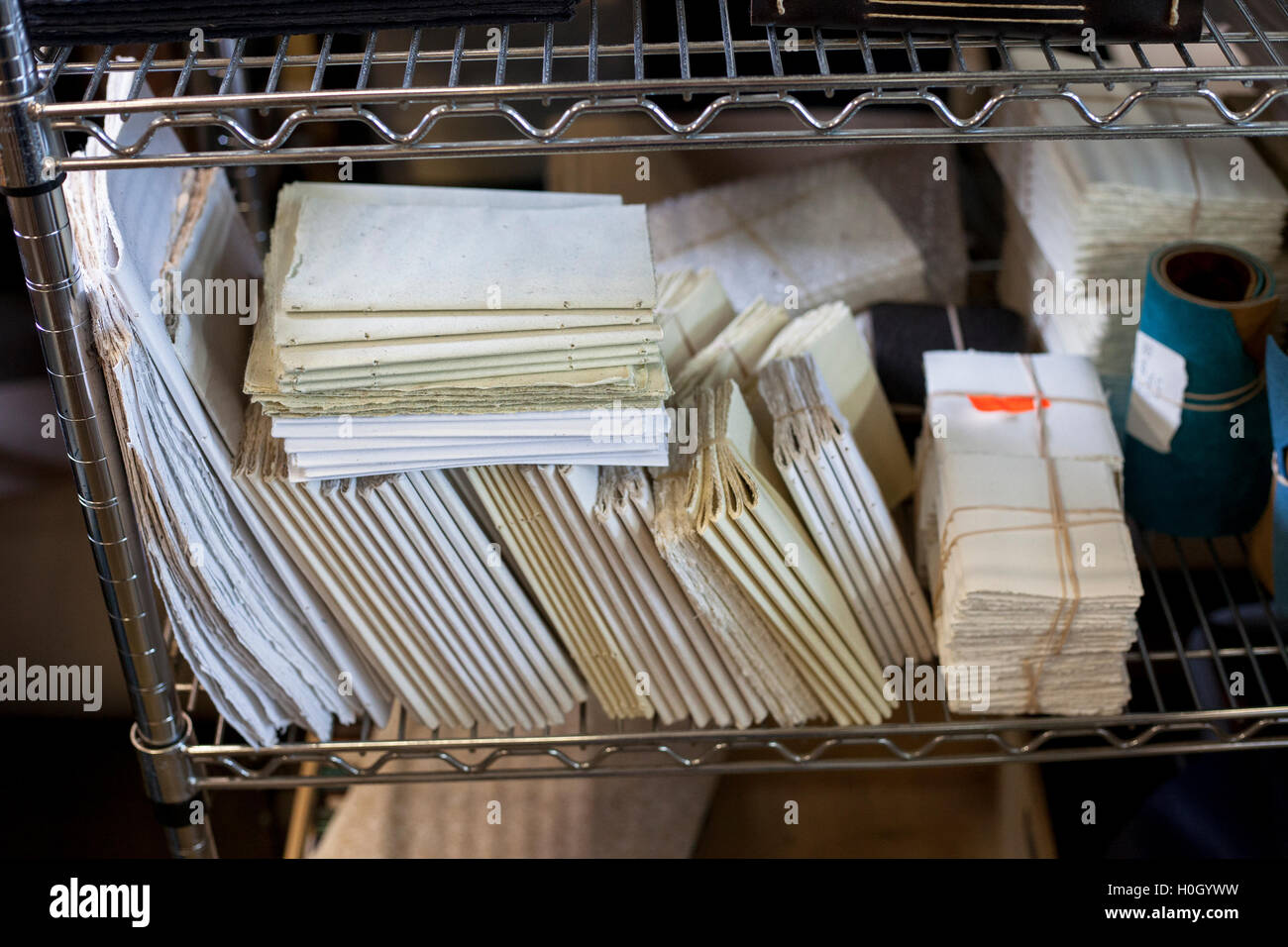 La carta a mano in varie dimensioni siede su un ripiano. Foto Stock