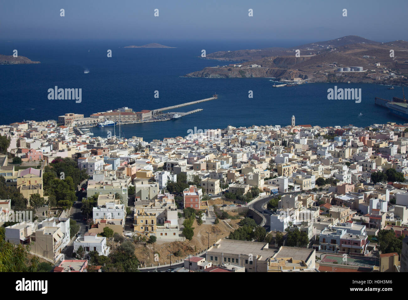 Vista della città di Ermoupolis in Syros Island, Cicladi Grecia Foto Stock