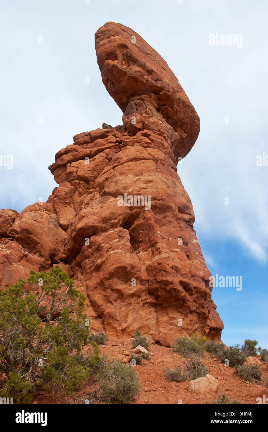 Roccia equilibrato, Arches National Park nello Utah. Preso dal lato posteriore di questo famoso punto di riferimento. Foto Stock