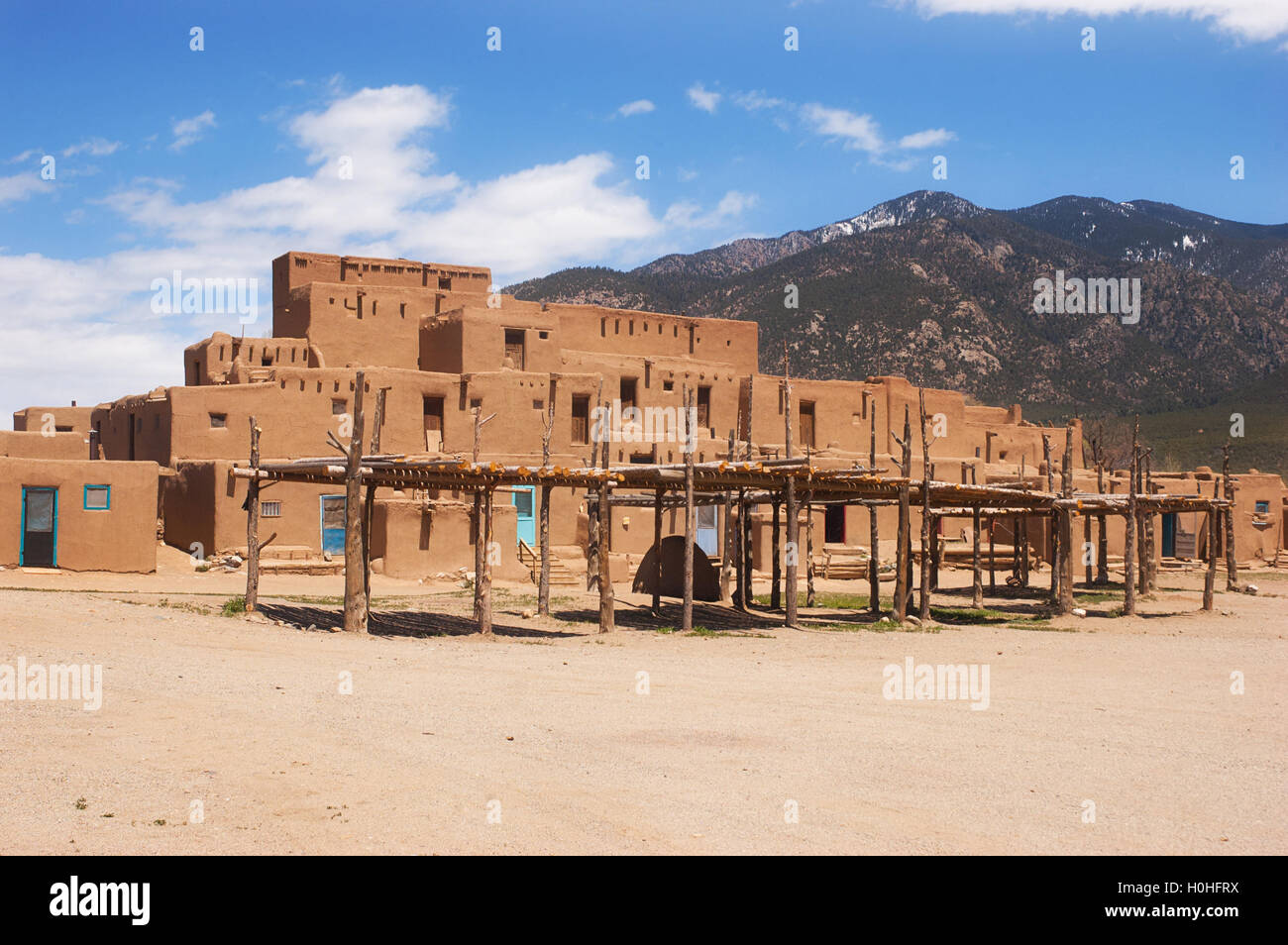 UNESCO World Heritage Site Taos Pueblo al di fuori degli UAT, Nuovo Messico, abitato ininterrottamente per oltre mille anni. Foto Stock