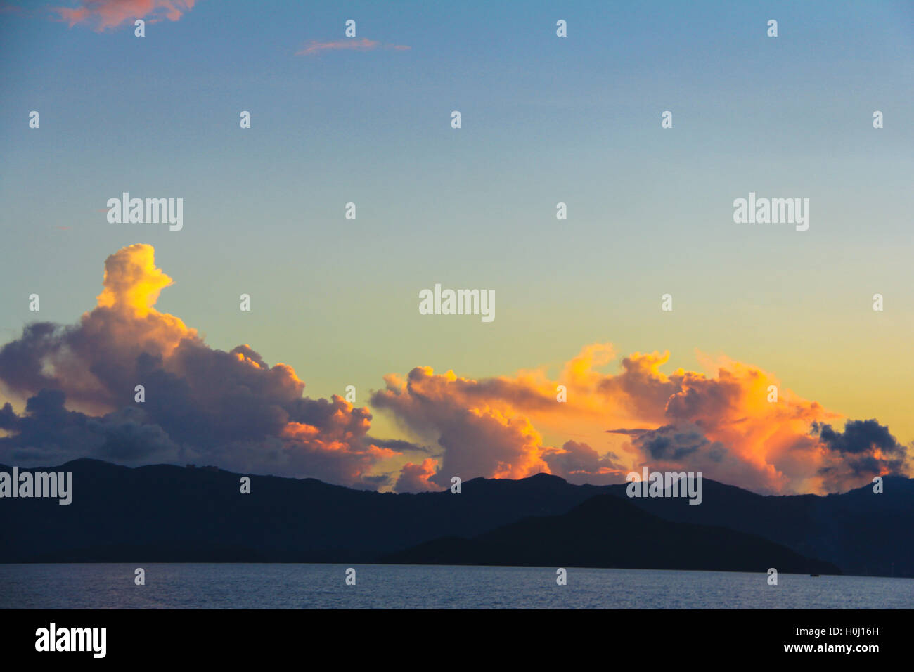 Incredibile tramonto colorato sull'esotica isola delle Seychelles Foto Stock