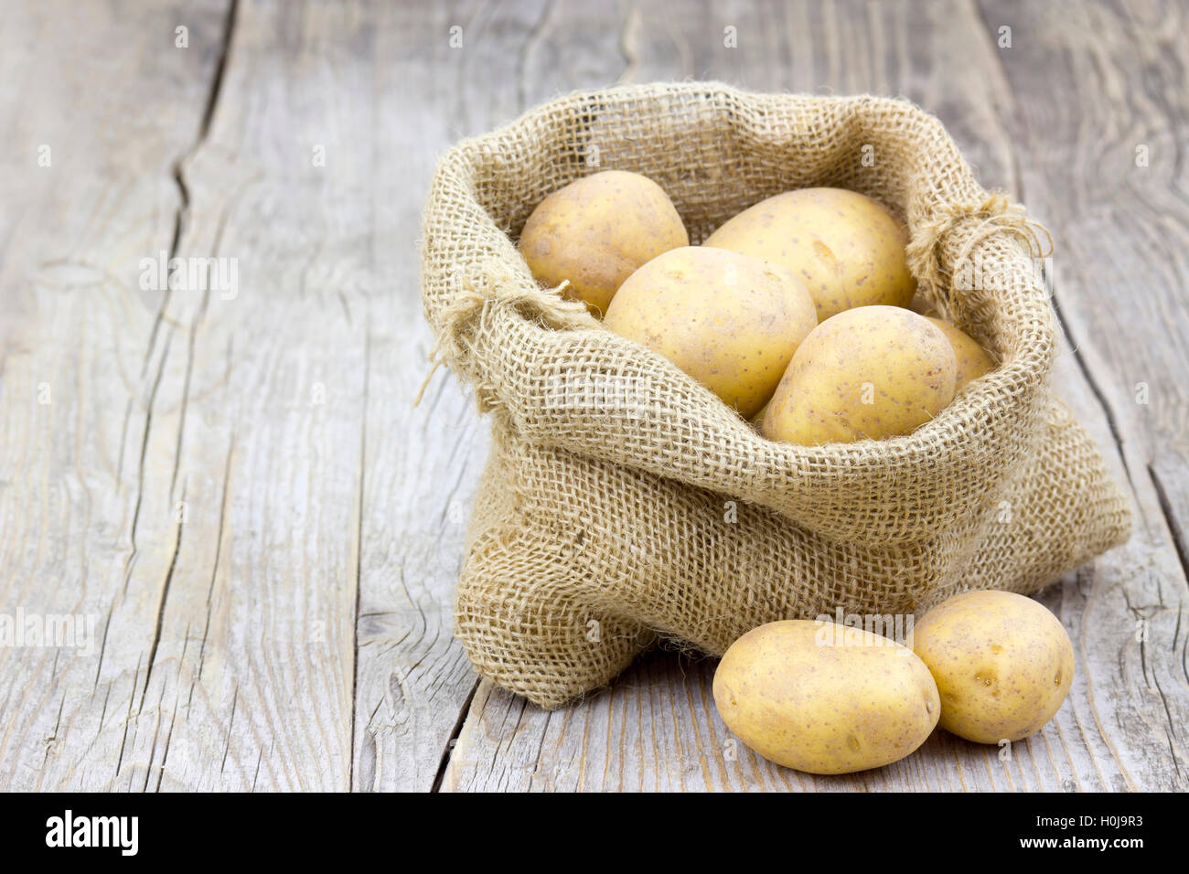 Materie le patate in una sacca di tela Foto Stock