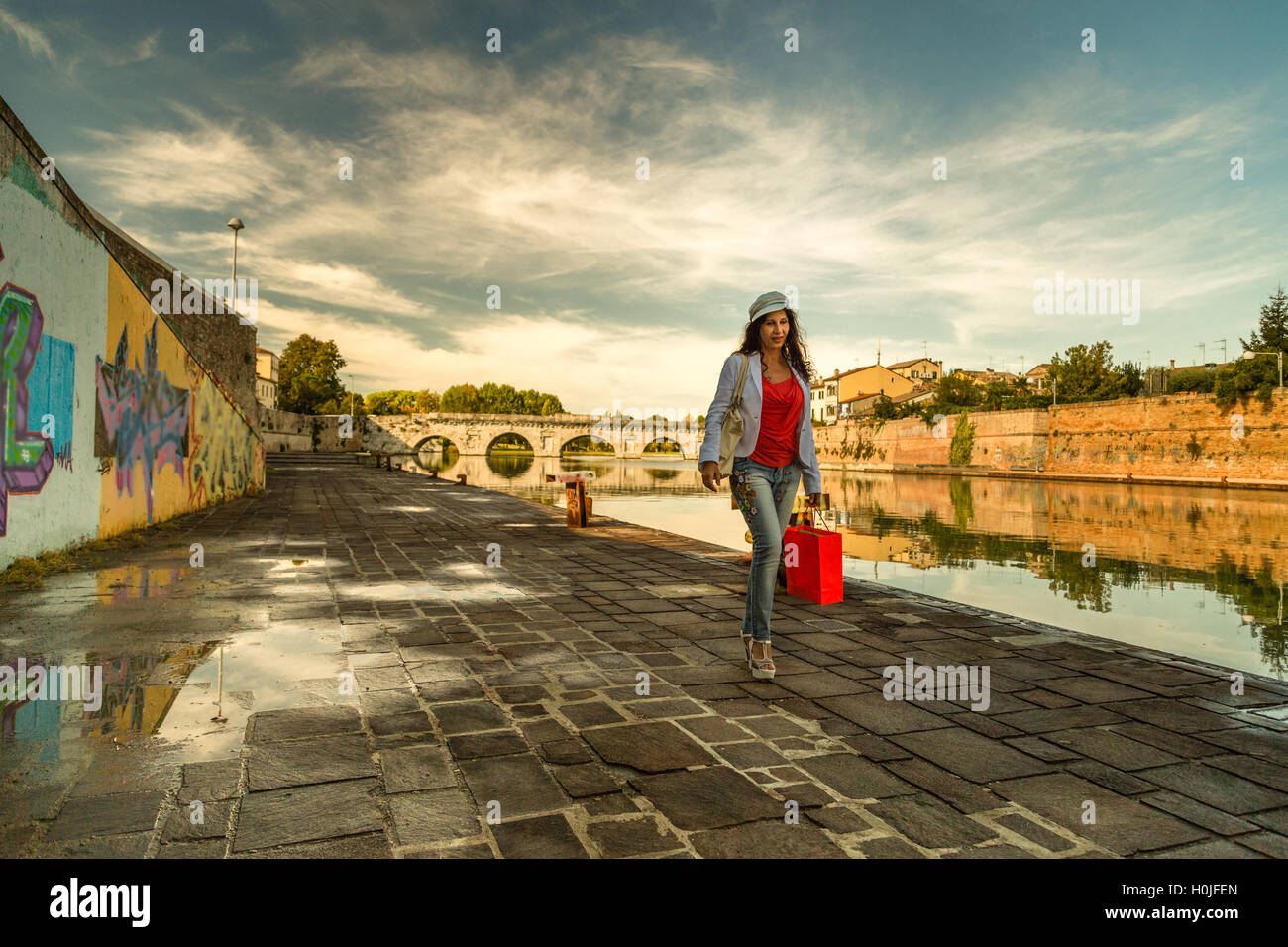 Rimini, Italia, matura tourist shopping lungo il ponte romano Foto Stock