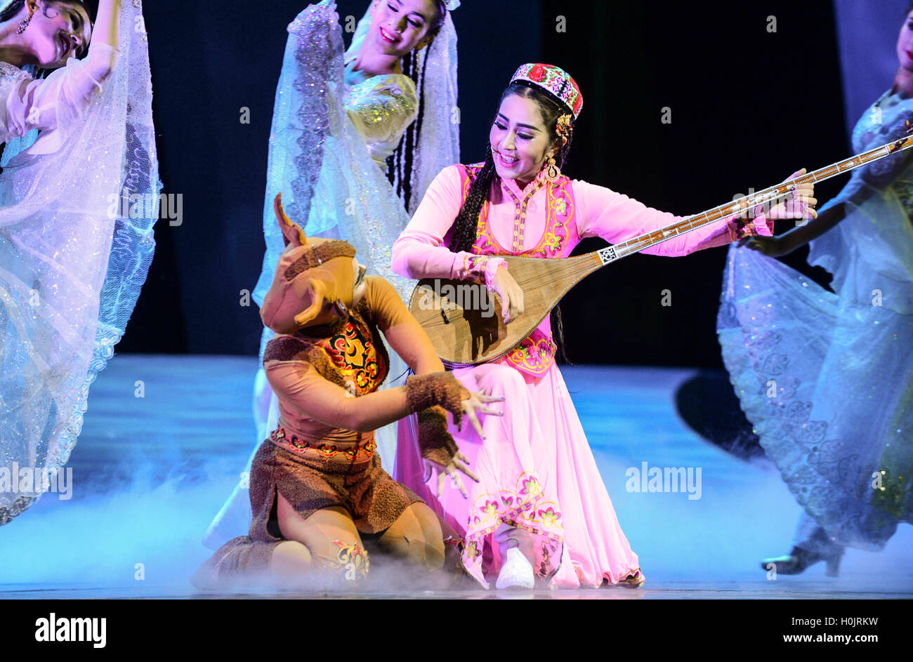 Urumqi, della Cina di Xinjiang Uygur Regione autonoma. Xx Settembre, 2016. Artisti eseguono in una mostra su Muqam, Uygur una tradizionale arte combinando canzoni, danze folk e musica classica, durante la cerimonia di apertura del China-Foreign Settimana della Cultura in Urumqi, capitale del nord-ovest della Cina di Xinjiang Uygur Regione autonoma, Sett. 20, 2016. Come una parte del quinto China-Eurasia Expo, la settimana della cultura apertura martedì presenterà quattro spettacoli da entrambi in patria e all estero e uno exhibition. © Wang Fei/Xinhua/Alamy Live News Foto Stock
