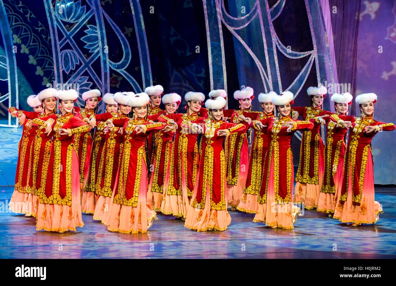 Urumqi, della Cina di Xinjiang Uygur Regione autonoma. Xx Settembre, 2016. Artisti eseguono in una mostra su Muqam, Uygur una tradizionale arte combinando canzoni, danze folk e musica classica, durante la cerimonia di apertura del China-Foreign Settimana della Cultura in Urumqi, capitale del nord-ovest della Cina di Xinjiang Uygur Regione autonoma, Sett. 20, 2016. Come una parte del quinto China-Eurasia Expo, la settimana della cultura apertura martedì presenterà quattro spettacoli da entrambi in patria e all estero e uno exhibition. © Huhu Hu/Xinhua/Alamy Live News Foto Stock
